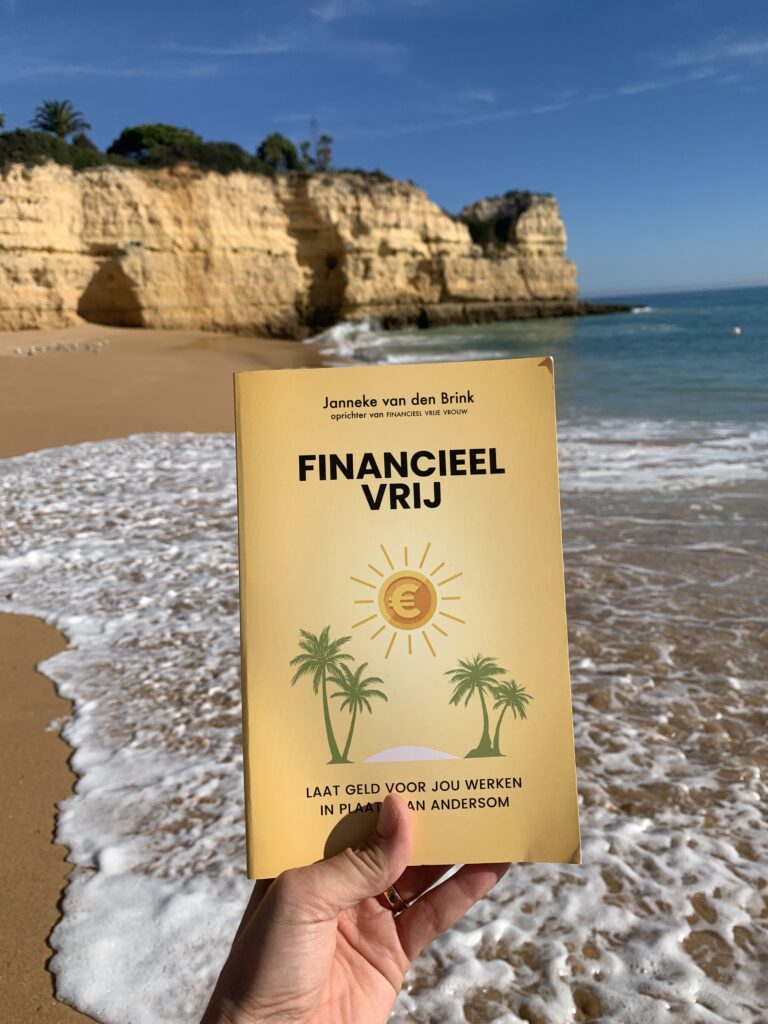 Het boek Financieel Vrij op het strand in de Algarve